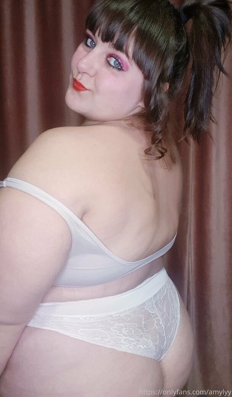 amylyy model perfect image