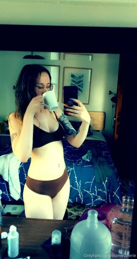 blamevalerie star nude photo