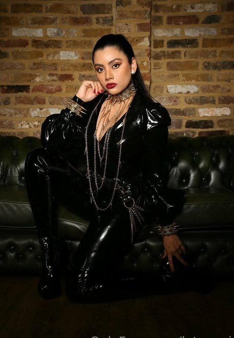 therubberbabe star naked img