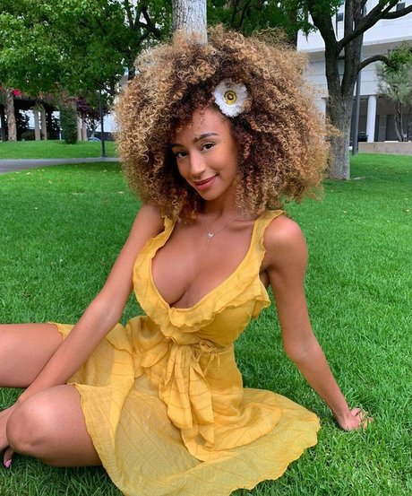 Caro Viee star erotic images