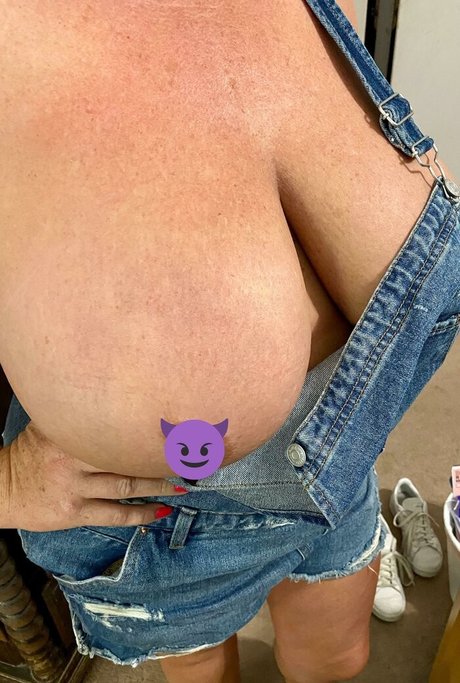 Busty38HH xxx pornstar pics