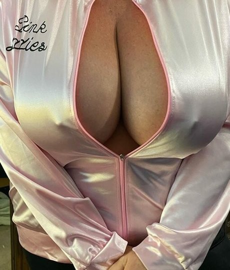 Busty38HH pretty star archive