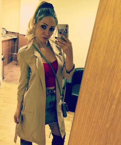 Lucy Jo Hudson star erotic pic