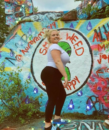 Amberly porn model picture