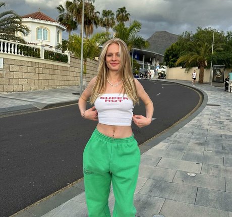 Miaslife pretty pornstar pics