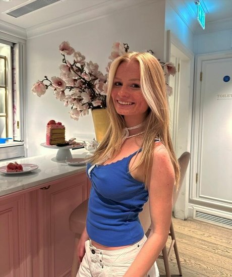 Miaslife model naked picture