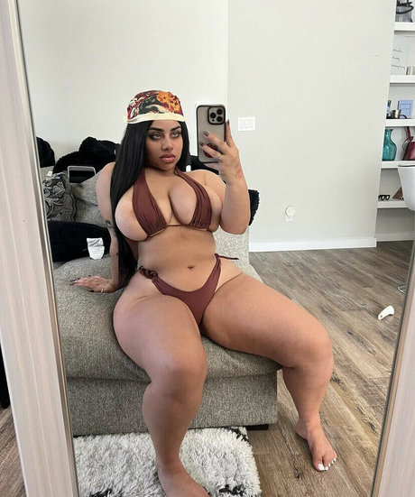 Soymamiyv naked pornstar pic