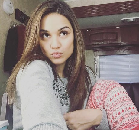 Summer Bishil sexy actress pictures
