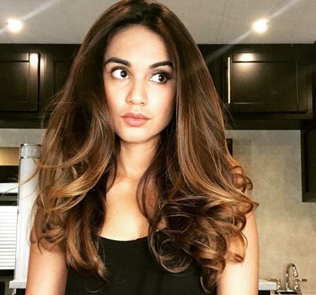 Summer Bishil pretty model gallery