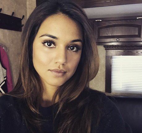 Summer Bishil star hd photos