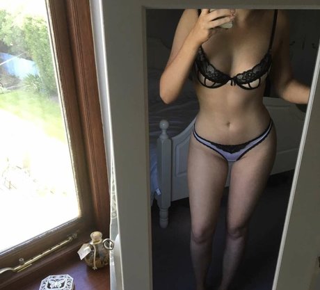 Chloe Rock nude model pic