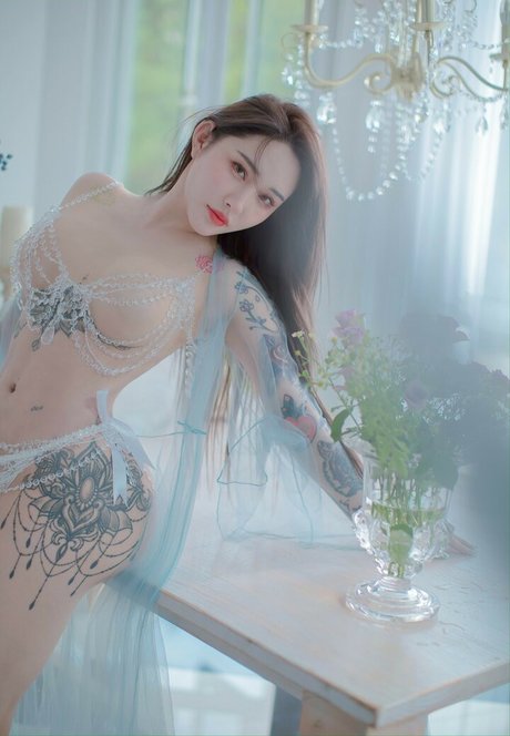 Songyuxin Hitomi star hd image