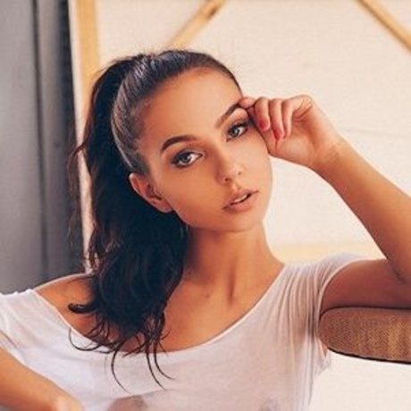 Milatonin star nudes image