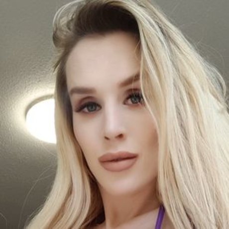 Roxy Cox naked actress photo