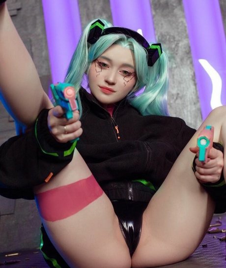 Donnami cos hot model pictures