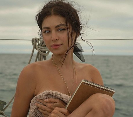 Miratwitch nude actress img