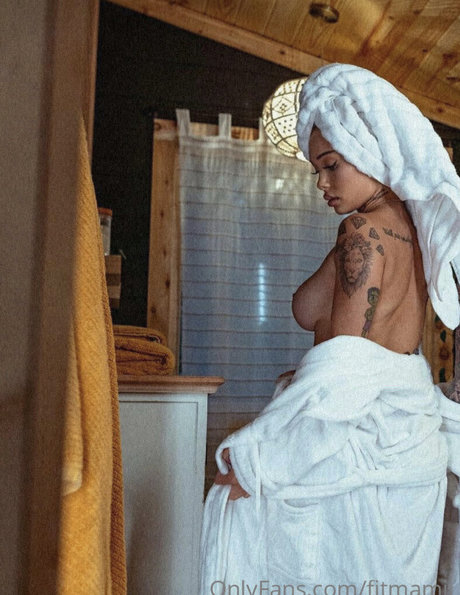 The Fit Mami sexy model pictures