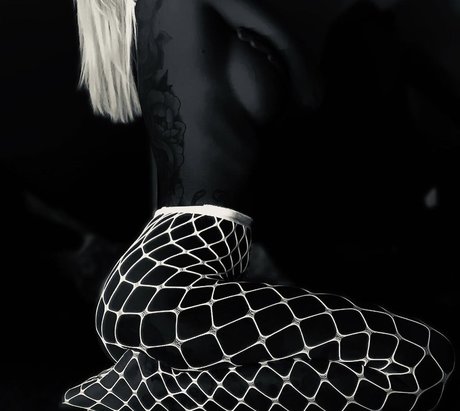 Gigisleek erotic model pics