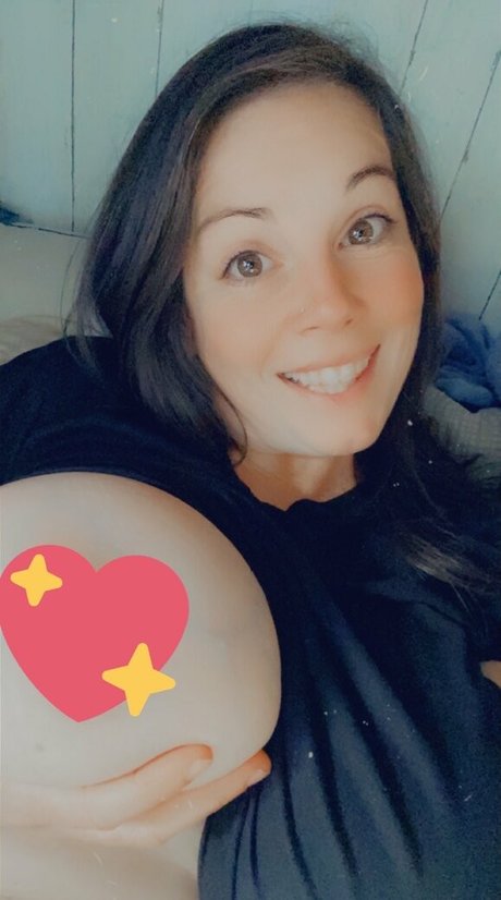 Tittyqueen77 high quality pornstar photo