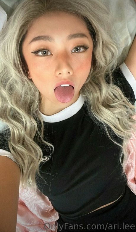 Ari Lee sexy star gallery