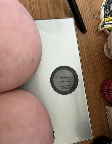 Subbiedee exclusive model image