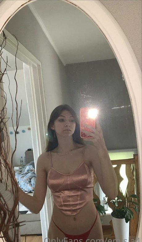 Emisia4 naked star pics