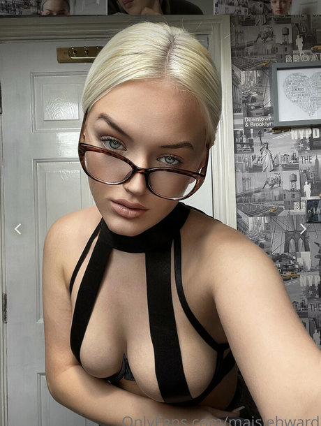 Ursexyblonde naked model pictures