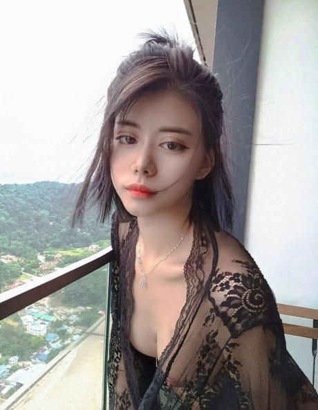 HyunIris star naked pictures