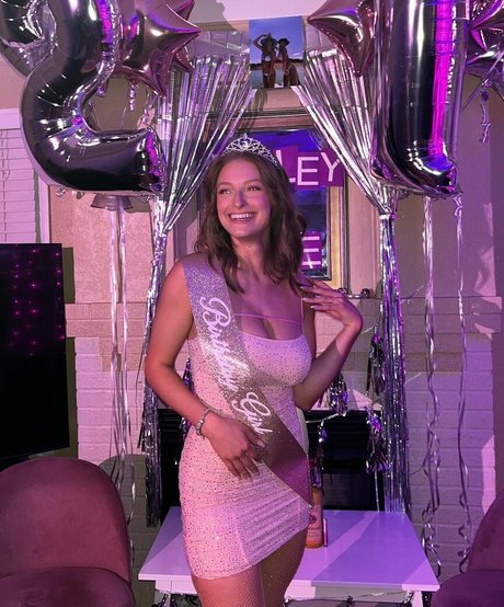 Ainsley Weaver art model pics