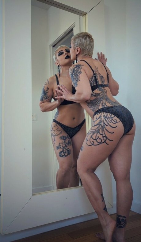 Evelyn Vinyl model nudes gallery