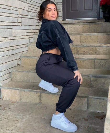 Kylie Manue sexy pornstar img