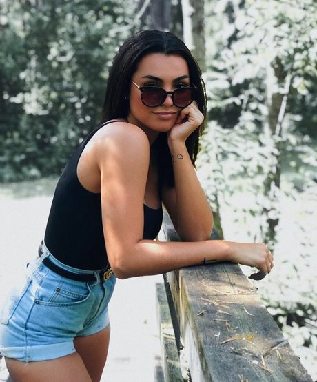 Kylie Manue model nice image