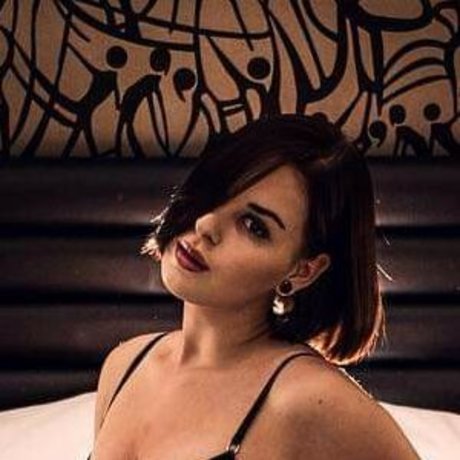 Soxresa model nude photo