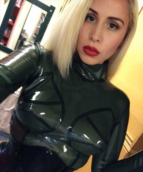 SophiaLarou model xxx picture