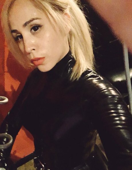 SophiaLarou perfect model img