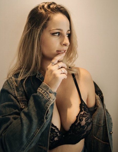 Thais Ferrari beautiful star img