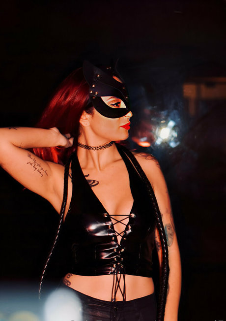 Queen Red sex model picture