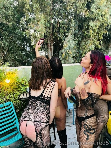 Queen Red beautiful model pics