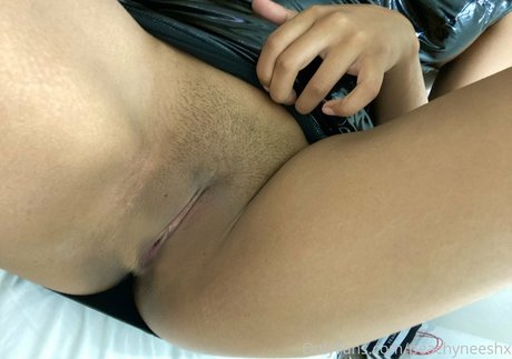 peachyneesh_ exclusive model pics