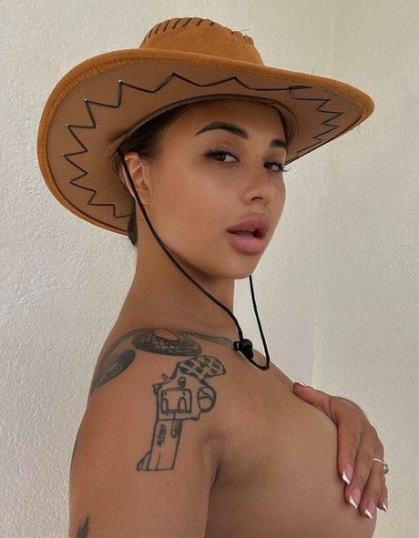 Bonnie Humps hot model img