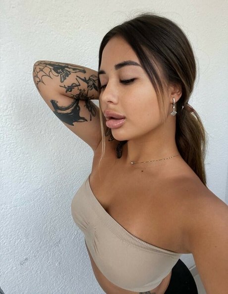 Bonnie Humps model xxx photos