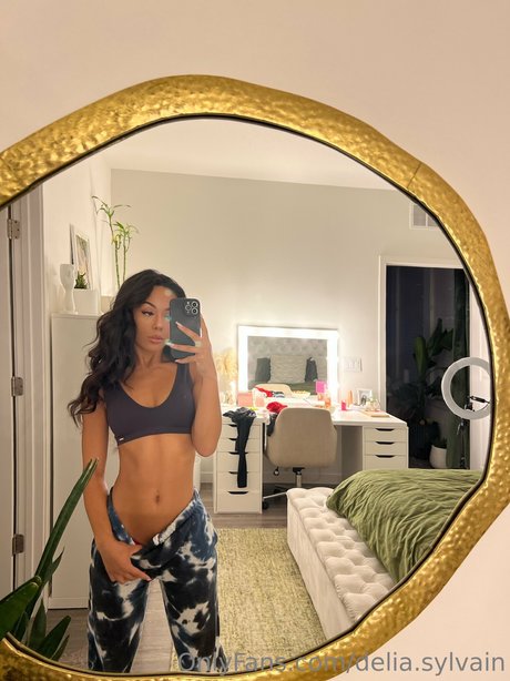 Delia Sylvain free star image