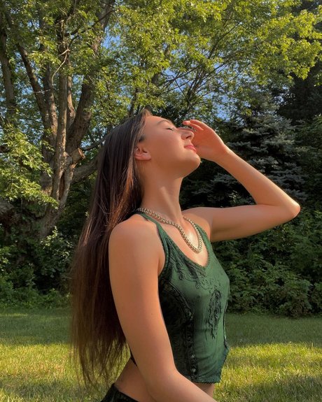 Amira Maroulis naked model pic