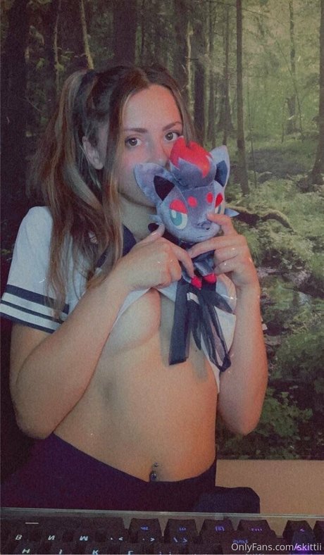 Skittii model adult pictures