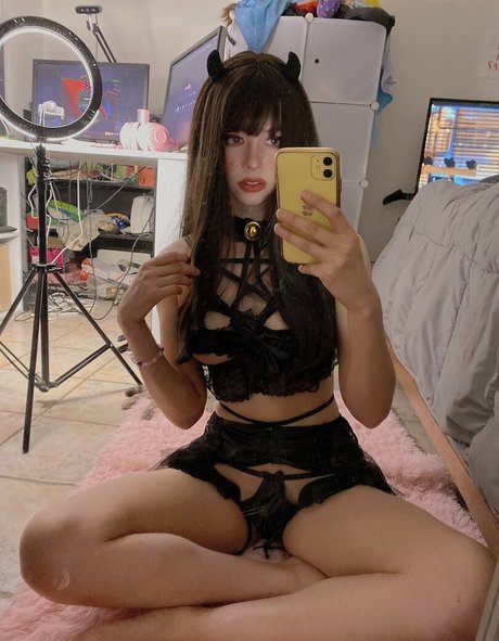 Amate Saurius erotic actress pic