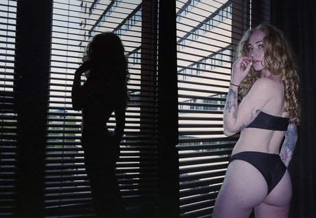 empressscarlett nude model pics