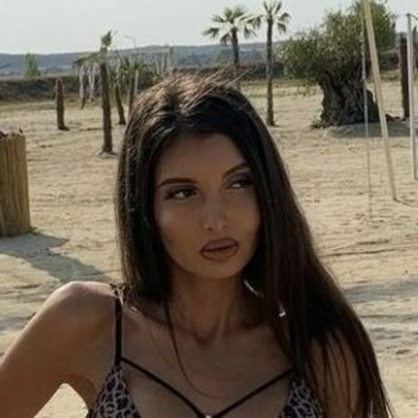 Adriannalinnaa naked pornstar img