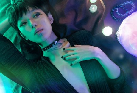 Colourmoichic pornographic model picture