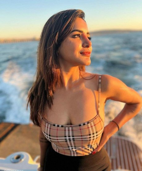 Ashu Reddy sexy actress pictures