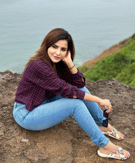 Ashu Reddy model pictures